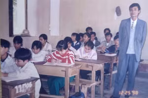 Một tiết học Toán của học trò cùng thầy Quang, ảnh chụp năm 1993.