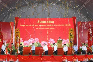 Tổng Bí thư Tô Lâm cùng Đoàn công tác Trung ương thực hiện nghi thức khởi công công trình Trường liên cấp Tiểu học, THCS xã Si Pa Phìn. Ảnh: Ngọc Diệp