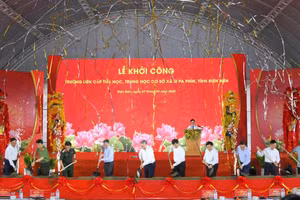 Tổng Bí thư Tô Lâm cùng Đoàn công tác Trung ương thực hiện nghi thức khởi công công trình Trường liên cấp Tiểu học, THCS xã Si Pa Phìn. Ảnh: Ngọc Diệp