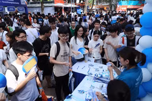 Thí sinh và phụ huynh tham gia Ngày hội lựa chọn nguyện vọng năm 2025. Ảnh: Nam Trần