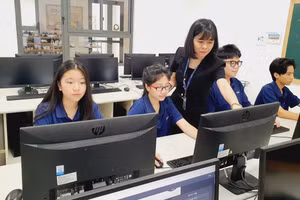 Cô, trò Trường THCS - THPT Ban Mai (Hà Nội) trong giờ Tin học. Ảnh: NTCC