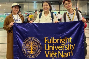 Từ trái sang: Lê Khánh Huyền, Lê Thị Hồng Phúc và Nguyễn Phan Quang Anh trước khi lên đường sang Mỹ. Ảnh: NTCC