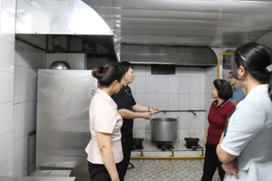 Đơn vị chức năng quận Ba Đình kiểm tra bếp nấu ăn trường học trên địa bàn quận.