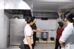 Đơn vị chức năng quận Ba Đình kiểm tra bếp nấu ăn trường học trên địa bàn quận.