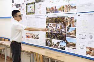 Sinh viên Trường Đại học Kinh doanh và Công nghệ Hà Nội bảo vệ đồ án tốt nghiệp. Ảnh: NTCC