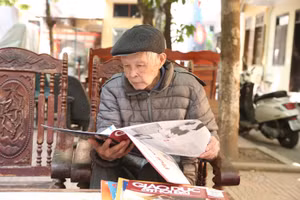 Thói quen đọc Báo Giáo dục và Thời đại hằng ngày của ông Nguyễn Viết Tưởng. Ảnh: Trần Hiệp