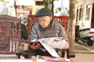 Thói quen đọc Báo Giáo dục và Thời đại hằng ngày của ông Nguyễn Viết Tưởng. Ảnh: Trần Hiệp