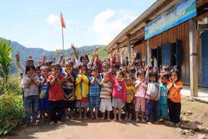 Phòng học cũ đã xuống cấp ở điểm trường Ông Phụng, Trường Phổ thông Dân tộc bán trú Tiểu học Trà Dơn. Ảnh: CLB Bạn thương nhau