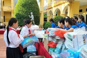 Học sinh Trường THCS An Khánh (Hoài Đức, Hà Nội) góp sách vở tặng các bạn vùng lũ. Ảnh: Đình Tuệ