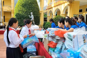 Học sinh Trường THCS An Khánh (Hoài Đức, Hà Nội) góp sách vở tặng các bạn vùng lũ. Ảnh: Đình Tuệ 