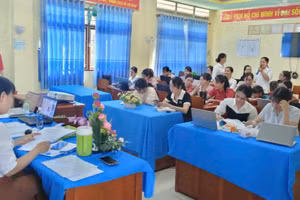 Giáo viên Trường Mầm non Tân Kiều (Đốc Binh Kiều, Đồng Tháp) sắp xếp hồ sơ cho công tác phổ cập. Ảnh: NTCC