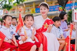 Cô và trò lớp 1 Trường Tiểu học Yên Nghĩa, phường Yên Nghĩa (Hà Nội) trong ngày khai giảng năm học 2025-2026. Ảnh: Đình Tuệ