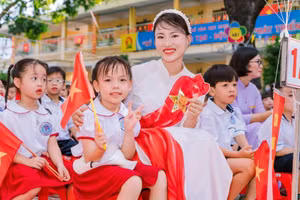 Cô và trò lớp 1 Trường Tiểu học Yên Nghĩa, phường Yên Nghĩa (Hà Nội) trong ngày khai giảng năm học 2025-2026. Ảnh: Đình Tuệ