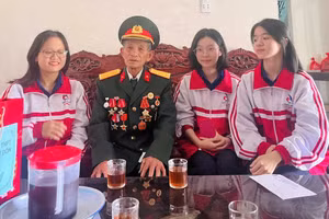 Đoàn Trường THPT chuyên Lê Quý Đôn tổ chức đoàn viên thăm hỏi, trò chuyện với cựu chiến binh Nguyễn Hữu Giằng (trú ở phường Đông Lương, TP Đông Hà).