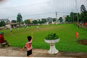 Thanh, thiếu niên Tân Thành vui chơi ở sân bóng. Ảnh: Huế Vũ.