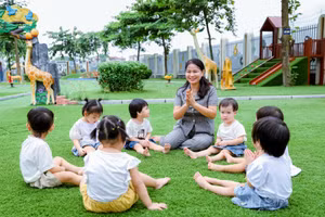 Cô trò Trường Mầm non An Khánh B (An Khánh, Hà Nội) trong một hoạt động vui chơi ngoài trời. Ảnh: TG