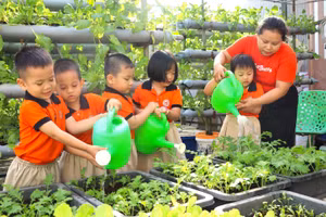 Cô, trò Trường Mầm non Hạnh Phúc (TP Cà Mau) tưới nước cho rau. Ảnh: Quách Mến 