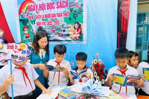 Công việc của các nhân viên thư viện trường học còn góp phần lan tỏa văn hóa đọc cho học sinh. Ảnh: TG