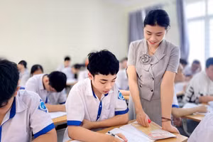 Cô và trò Trường THCS Đông Thọ (TP Thanh Hóa) trong giờ ôn thi vào lớp 10 năm 2025. Ảnh: Hồng Đức