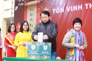 Cán bộ giáo viên Trường THPT Phan Huy Chú - Đống Đa (Hà Nội) ủng hộ Quỹ Xuân yêu thương 2024 để giúp đỡ các hoàn cảnh khó khăn. Ảnh: Đình Tuệ