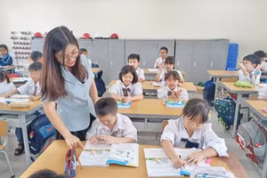 Cô Nguyễn Phượng Uyển Linh - Trường Tiểu học Đoàn Kết (quận Long Biên, TP Hà Nội) luôn dành thời gian cho học sinh đặc biệt. Ảnh: NVCC