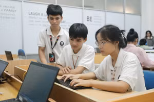 Hồ Văn Đàn (giữa) và các bạn trong lớp.