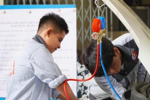 Sinh viên Trường Cao đẳng Kon Tum trong giờ thực hành .