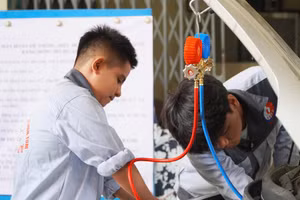 Sinh viên Trường Cao đẳng Kon Tum trong giờ thực hành .