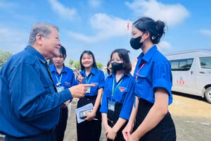 Ông Trần Anh Tuấn - Phó Chủ tịch thường trực Hội Giáo dục nghề nghiệp TPHCM tư vấn hướng nghiệp cho học sinh Trường THPT Đồng Phú (Bình Phước).