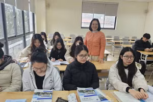 Sinh viên Khoa Luật, Học viện Ngân hàng trong một giờ học trên giảng đường. Ảnh: NVCC