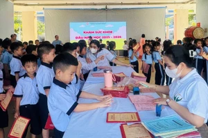 Trường Tiểu học Nguyễn Anh Khương (phường Đông Hưng Thuận) trong ngày khám sức khỏe đầu năm học 2025 - 2026. Ảnh: NT