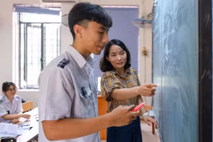 Cô chủ nhiệm Ngô Thị Nam hướng dẫn bài cho Nguyễn Ngọc Huy trên lớp.