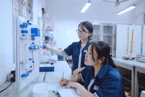 Sinh viên Trường Đại học Sư phạm TPHCM. Ảnh: NTCC