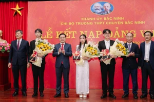 Bí thư Tỉnh ủy Bắc Ninh Nguyễn Anh Tuấn (thứ 3 từ trái sang) và đại biểu chúc mừng tân đảng viên của Trường THPT chuyên Bắc Ninh. 