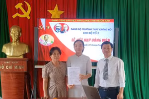 Trường THPT Krông Nô (Lâm Đồng) tổ chức lễ kết nạp Đảng cho học sinh. Ảnh: TL