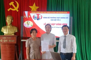 Trường THPT Krông Nô (Lâm Đồng) tổ chức lễ kết nạp Đảng cho học sinh. Ảnh: TL