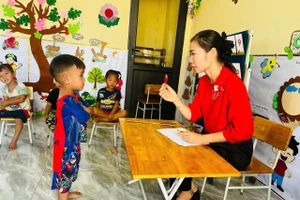Những đứa trẻ 3 tuổi đã sớm được học tiếng Kinh.