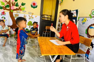 Những đứa trẻ 3 tuổi đã sớm được học tiếng Kinh.