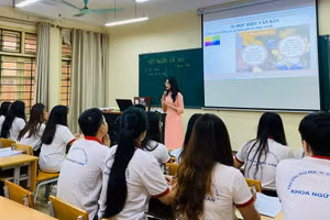 Sinh viên Trường Đại học Sư phạm Hà Nội 2 ứng dụng công nghệ thông tin trong thực hành giảng dạy. Ảnh: NTCC