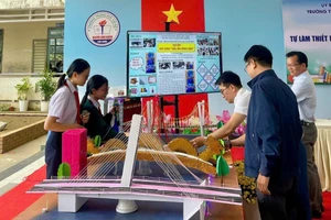 Học sinh Trường THCS Nguyễn Bỉnh Khiêm (Liên Chiểu, Đà Nẵng) thực hiện một số mô hình giáo dục STEM gắn với nội dung Giáo dục địa phương. Ảnh: NTCC