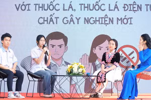 Diễn đàn nói không với thuốc lá điện tử, chất gây nghiện mới tại Trường THPT Hà Huy Tập (TP Vinh, Nghệ An). Ảnh: Hồ Lài