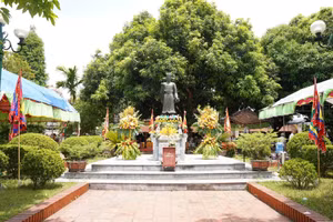 Tượng và đền thờ Tô Hiến Thành ở Đan Phượng, Hà Nội. Ảnh: ITN.