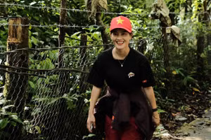 Cô giáo Trà Thị Thu cùng tham gia nhóm khám phá đỉnh núi Ngọc Linh. Ảnh: NVCC