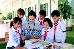 Cô và trò Trường PTDT bán trú THCS Lũng Chinh (Mèo Vạc, Hà Giang) trong giờ học ngoại khóa. Ảnh: INT