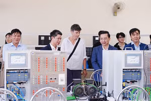 Trường Đại học Bách khoa (Đại học Đà Nẵng) tiếp nhận phòng Lab công nghiệp 4.0 do doanh nghiệp tài trợ. Ảnh: NTCC