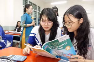 Việc ôn tập cho học sinh lớp 12 năm nay thi tốt nghiệp THPT thực hiện theo Thông tư 29/2024. Ảnh minh họa: INT
