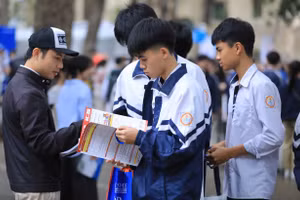 Thí sinh tìm hiểu thông tin tại Ngày hội tư vấn tuyển sinh, hướng nghiệp năm 2026. Ảnh: Nam Trần