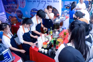 Sinh viên Trường Cao đẳng Thương mại trình diễn kỹ năng pha chế đồ uống tại Ngày hội hướng nghiệp - việc làm năm 2025 do UBND quận Hải Châu (Đà Nẵng) tổ chức. Ảnh: PV