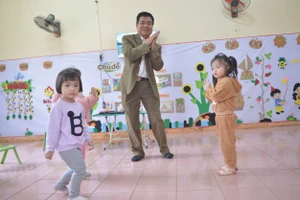 Thầy Lương Văn Sắng - người đặt nền móng xây ngôi trường mầm non đầu tiên ở xã Văn Nho.