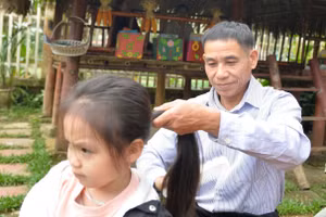 Thầy Hà Văn Anh - Trường Mầm non Kỳ Tân tận tình chăm sóc học trò của mình.